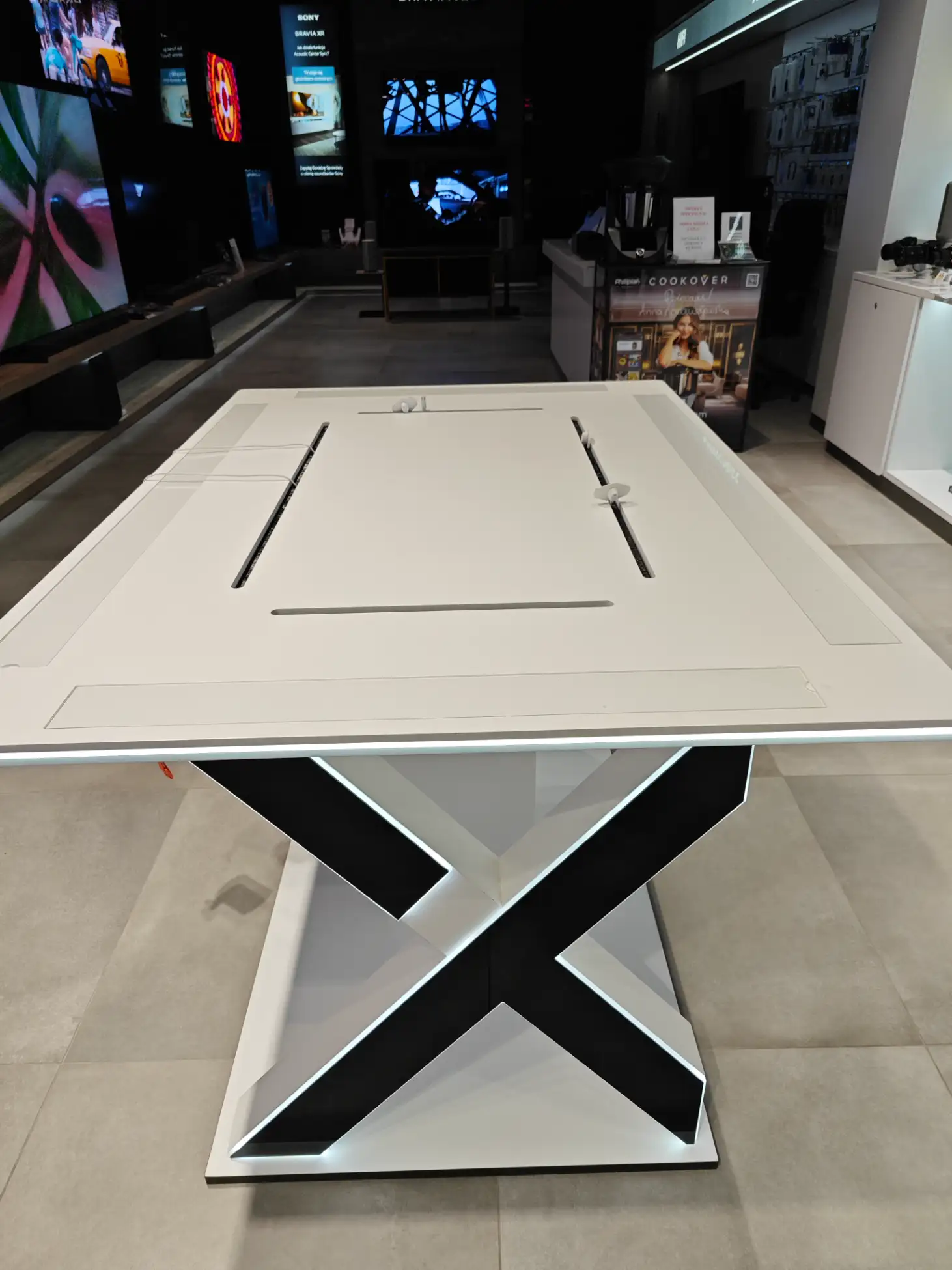 Stół ekspozycyjny z płyty Corian do elektroniki Stół ekspozycyjny z płyty Corian do elektroniki