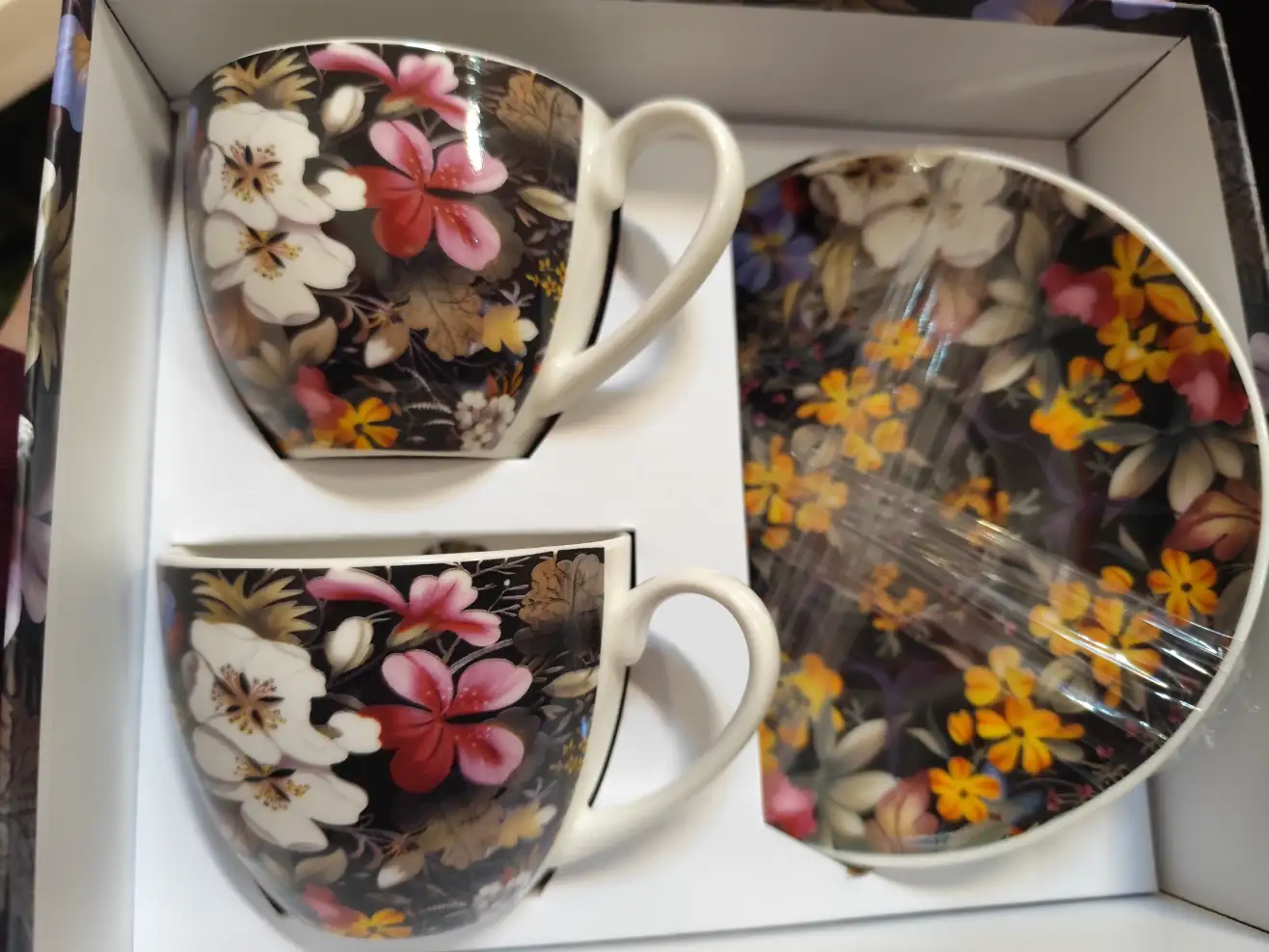 Zestaw 2 filiżanki ze spodkami komplet KILBURN kwiaty Zestaw 2 filiżanki ze spodkami komplet KILBURN kwiaty