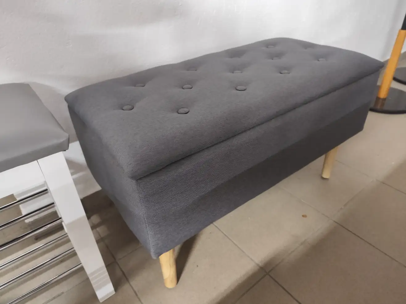 Ławka tapicerowana CLEO siedzisko z pojemnikiem popiel szary Ławka tapicerowana CLEO siedzisko z pojemnikiem popiel szary