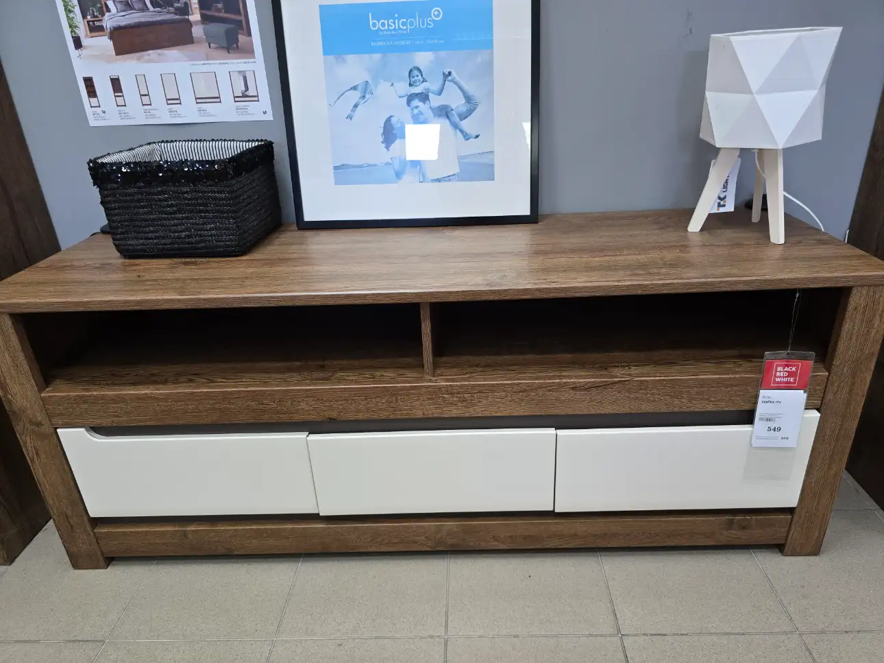 Black Red White Szafka RTV RUSO 149 cm z 3 szufladami dąb april / perłowy połysk Black Red White Szafka RTV RUSO 149 cm z 3 szufladami dąb april / perłowy połysk