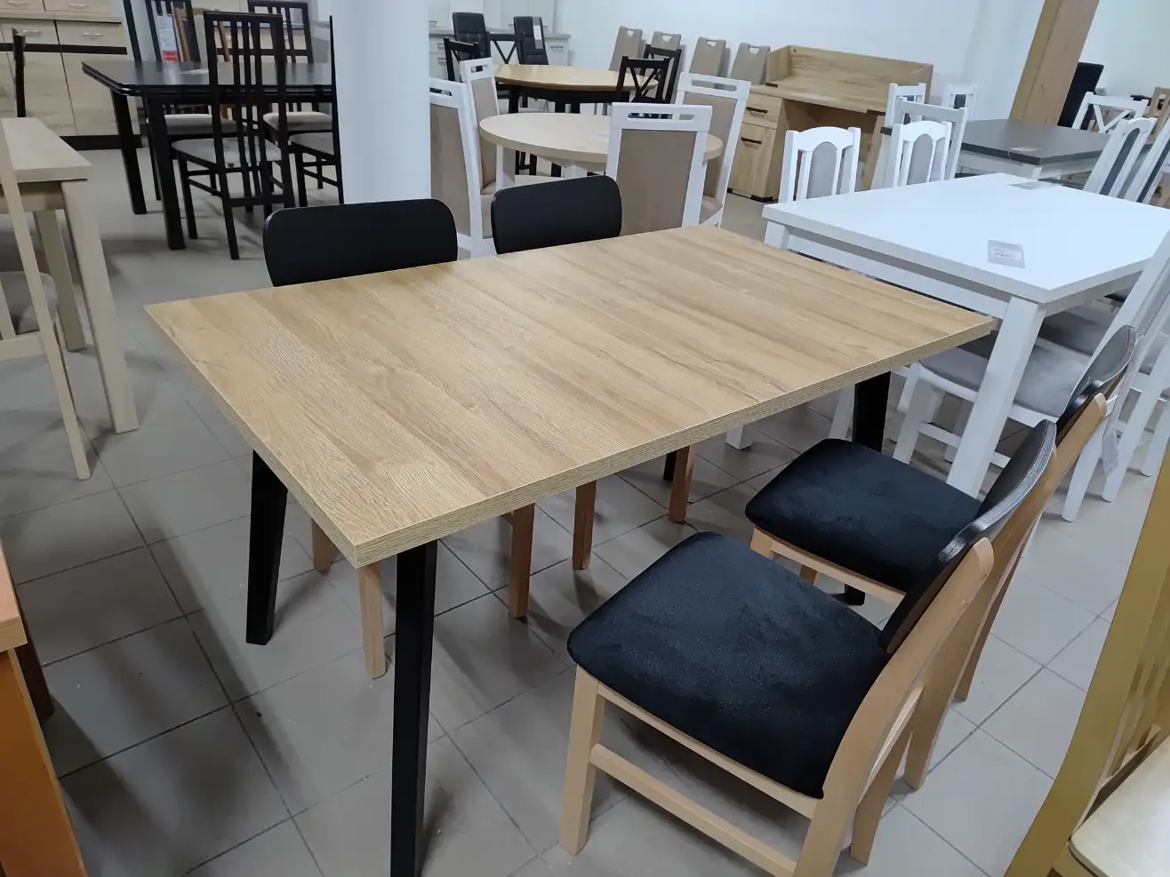 DREWNIANY STÓŁ + 4 KRZESŁA DREWNIANY STÓŁ + 4 KRZESŁA