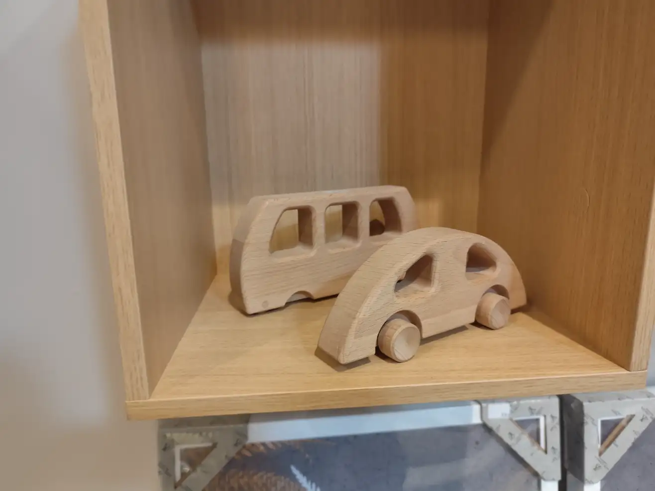 Drewniane autka KOLO dwa elementy tworzą całość lite drewno figurka Drewniane autka KOLO dwa elementy tworzą całość lite drewno figurka