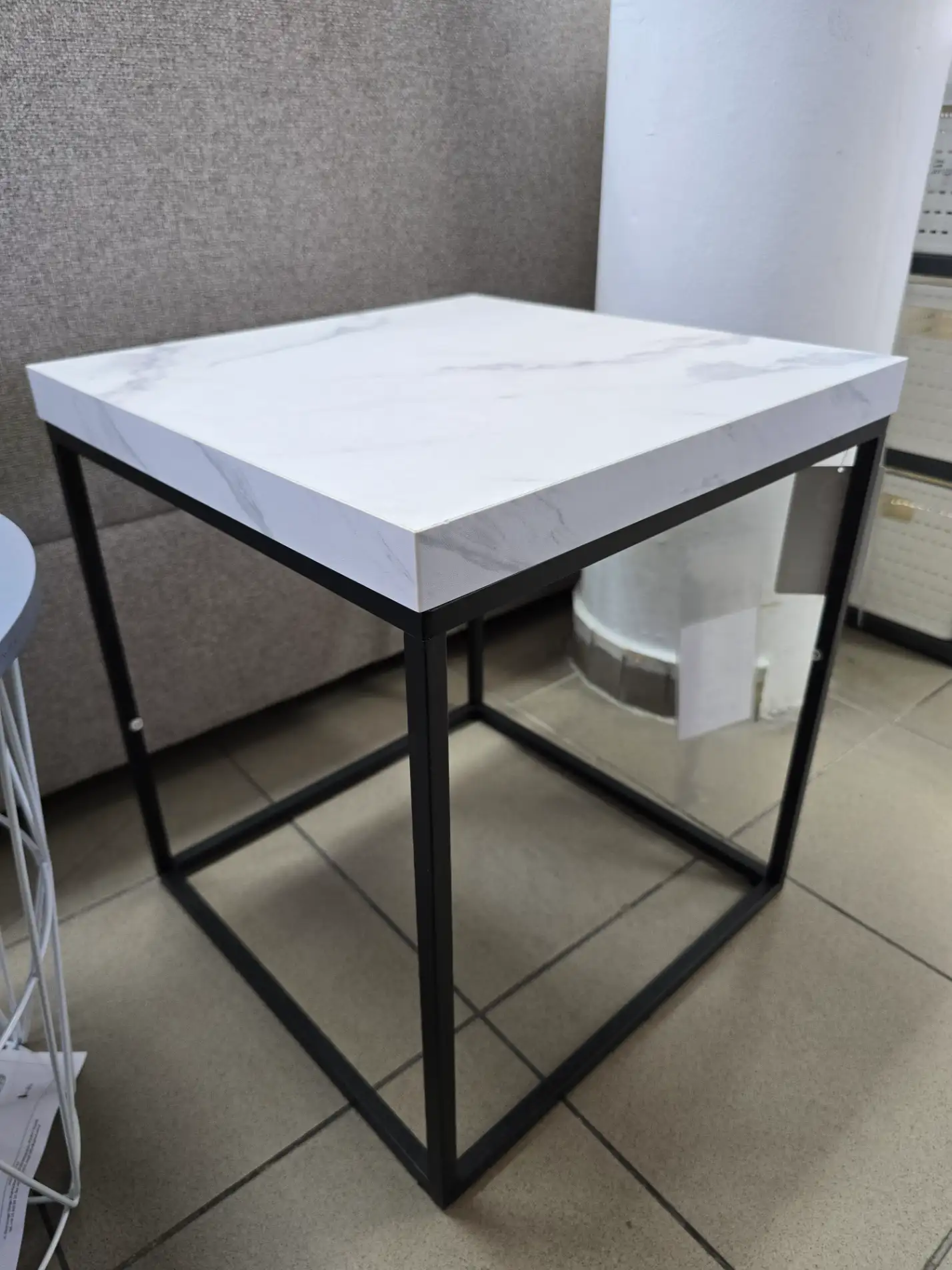 Black Red White Stolik kawowy TAMURA 40 cm biały marmur Black Red White Stolik kawowy TAMURA 40 cm biały marmur