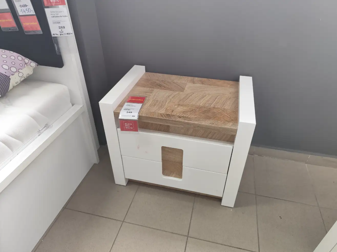 Black Red White Szafka nocna ALAMEDA 62 cm z szufladami biały połysk / dąb westminster Black Red White Szafka nocna ALAMEDA 62 cm z szufladami biały połysk / dąb westminster