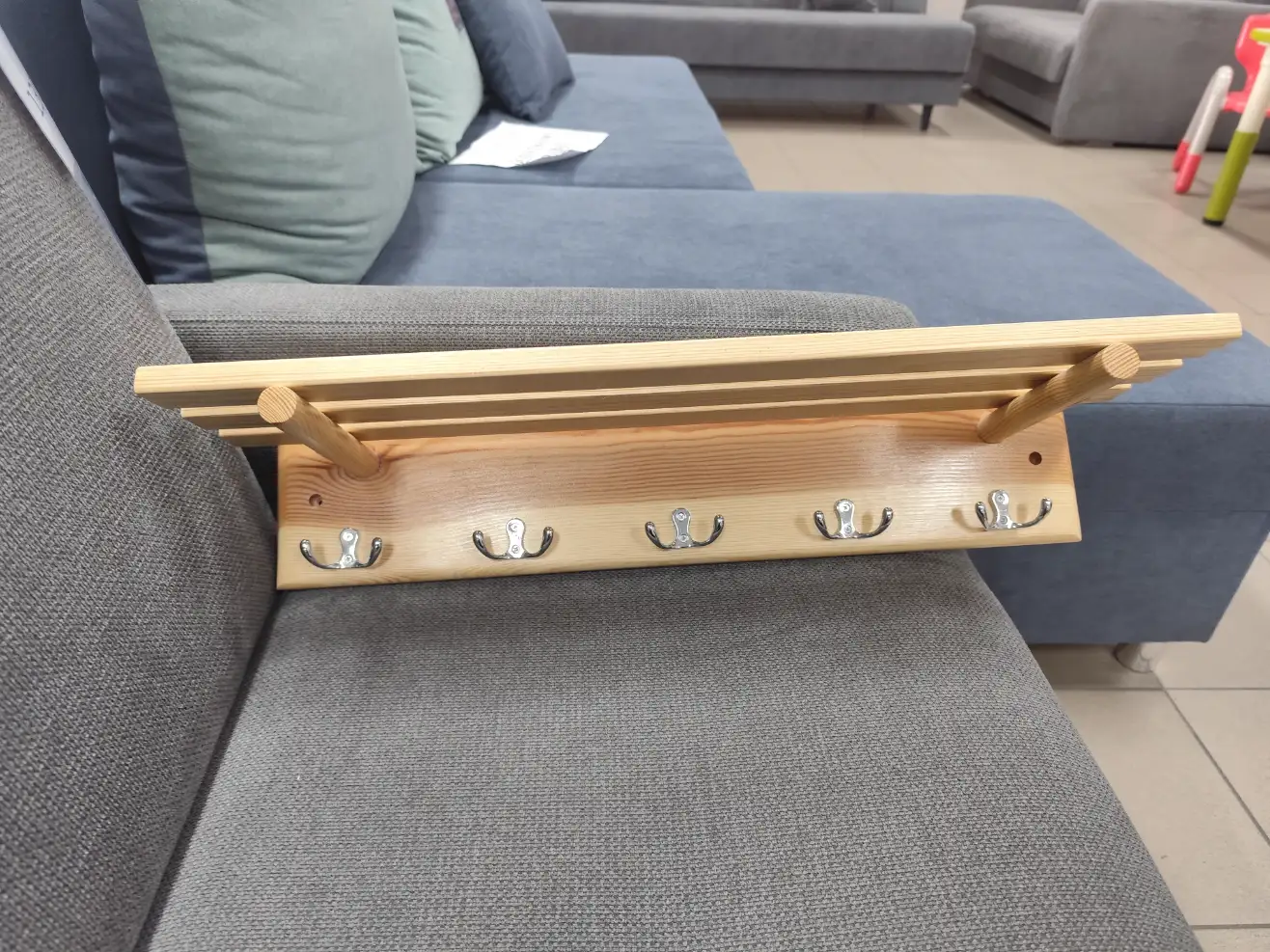 Wieszak drewniany WOODY 2 z półka i haczykami na ubrania jasny dąb Wieszak drewniany WOODY 2 z półka i haczykami na ubrania jasny dąb